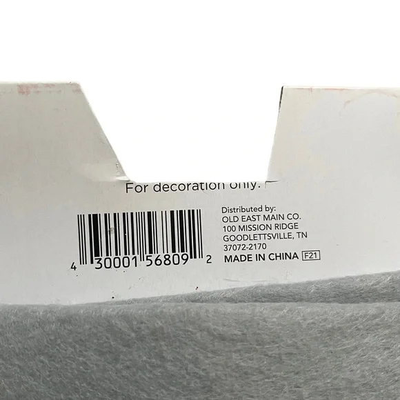 Gnomes Christmas Tree Skirt Felt Gray Red White NIP - Picture 4 of 5